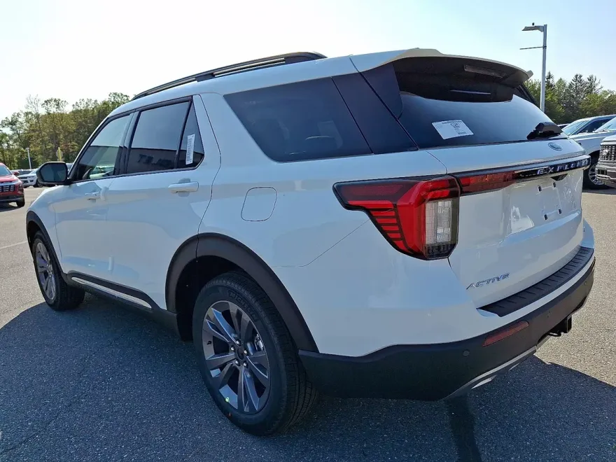 2025 Ford Explorer photo 1