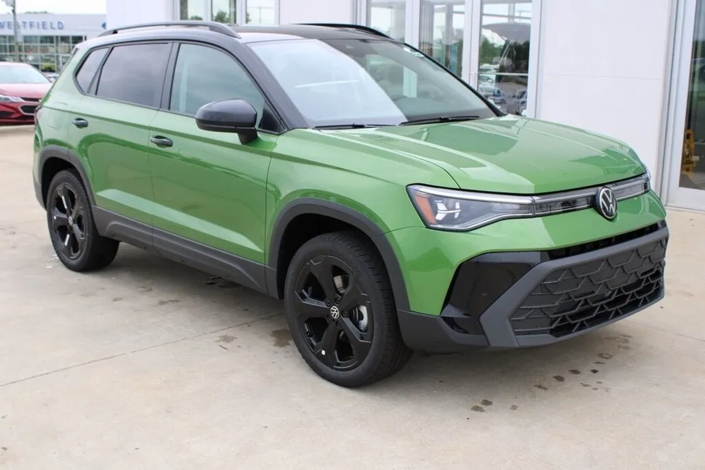2025 Volkswagen Taos SE photo 1