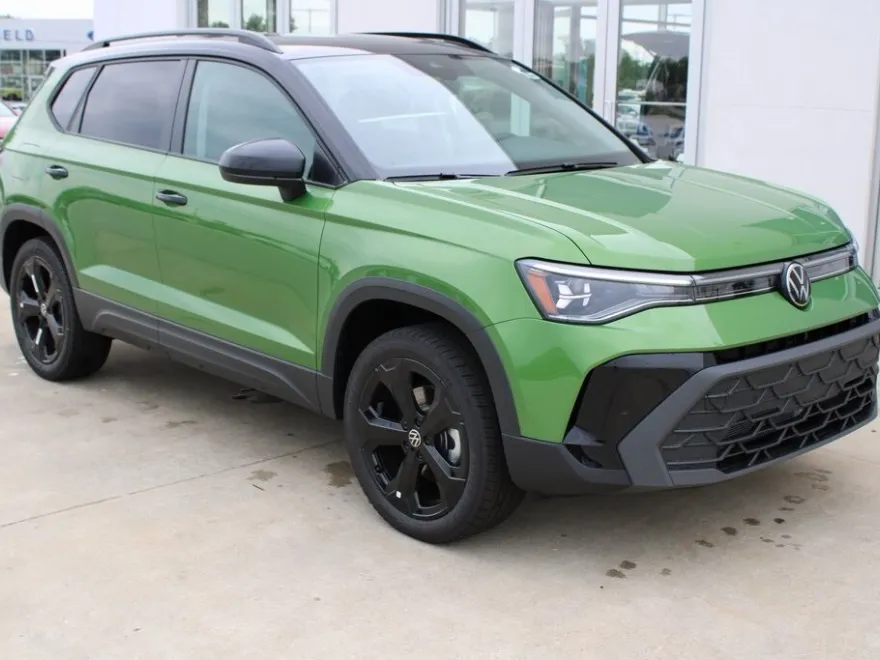 2025 Volkswagen Taos SE photo 1