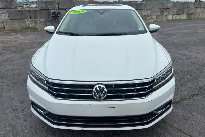 2017 Volkswagen Passat 3.6L V6 SEL Premium photo 1
