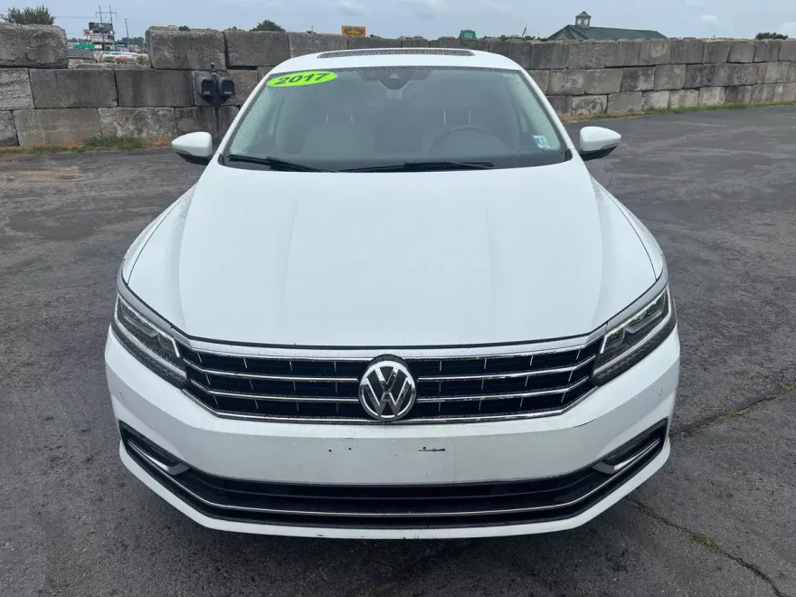 2017 Volkswagen Passat 3.6L V6 SEL Premium photo 1