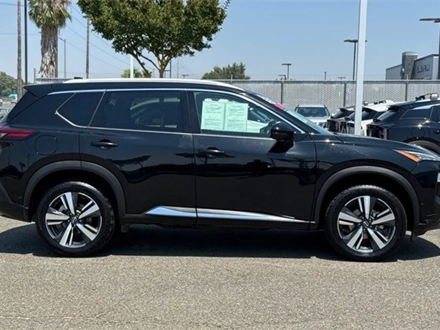 2023 Nissan Rogue SL photo 1