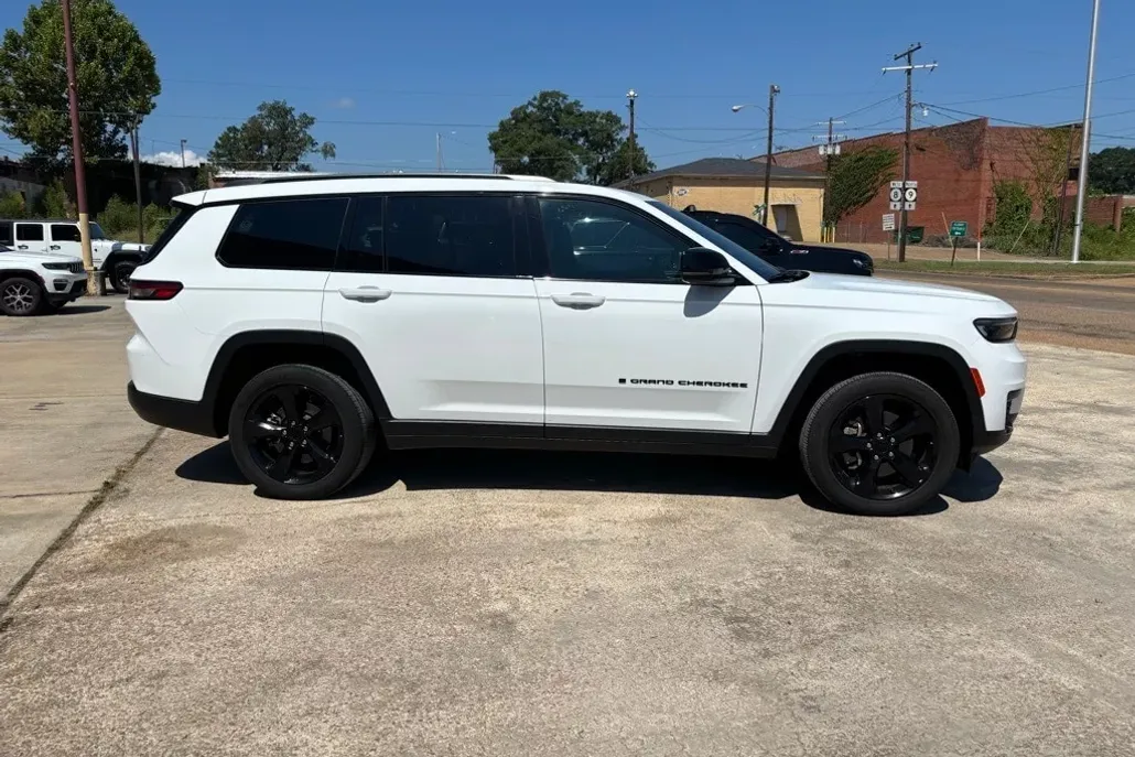 2023 Jeep Grand Cherokee Laredo Altitude photo 1
