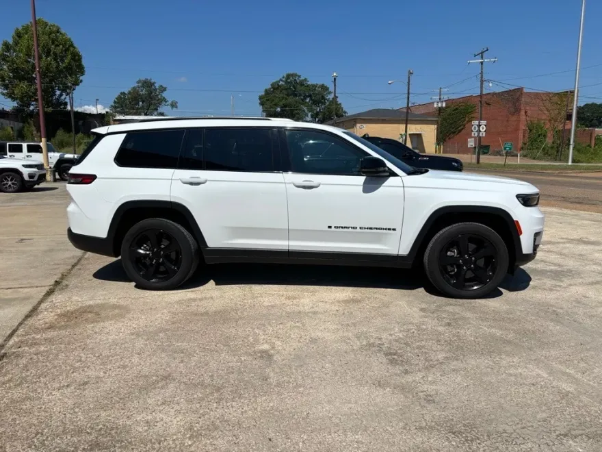 2023 Jeep Grand Cherokee Laredo Altitude photo 1