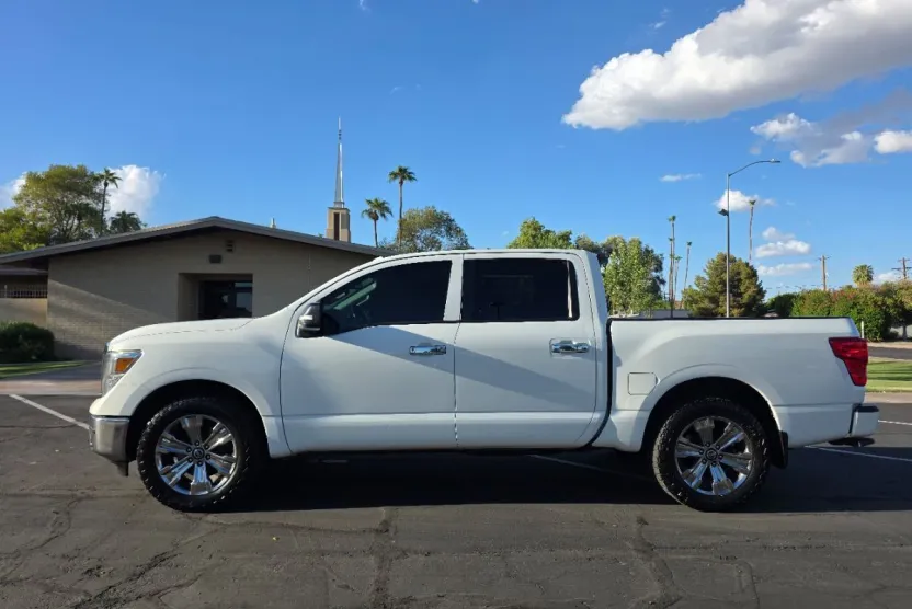 2018 Nissan Titan SV photo 1