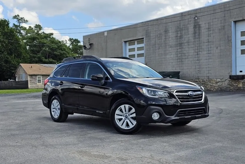 2019 Subaru Outback 2.5i Premium photo 1