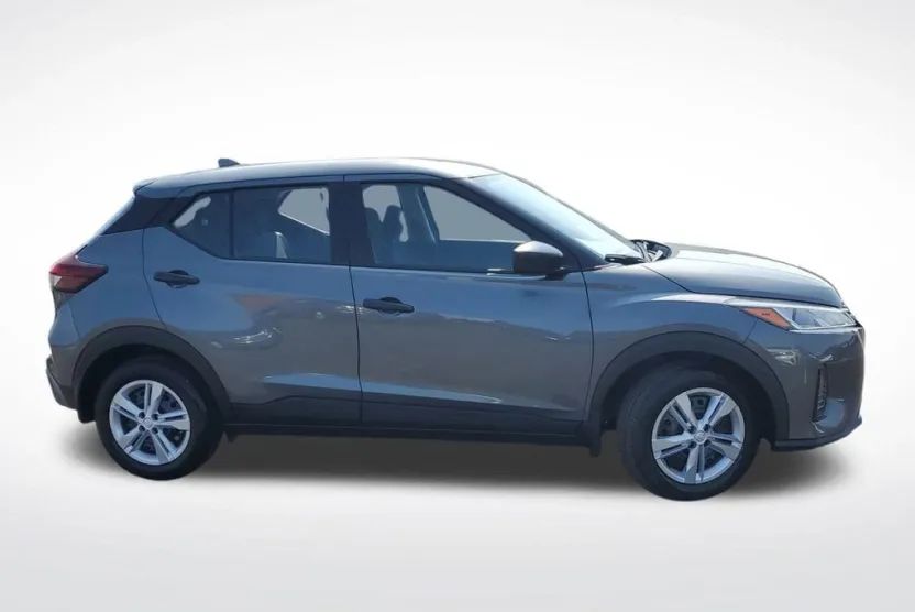 2025 Nissan Kicks Play S photo 1