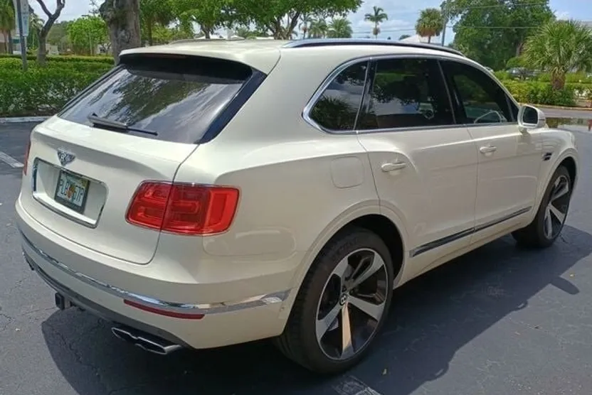 2019 Bentley Bentayga V8 photo 1