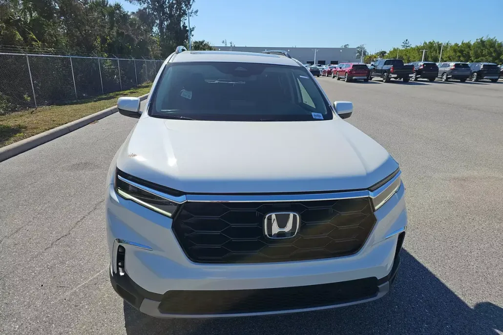 2025 Honda Pilot Touring photo 1