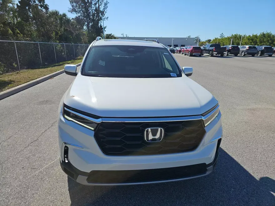 2025 Honda Pilot Touring photo 1