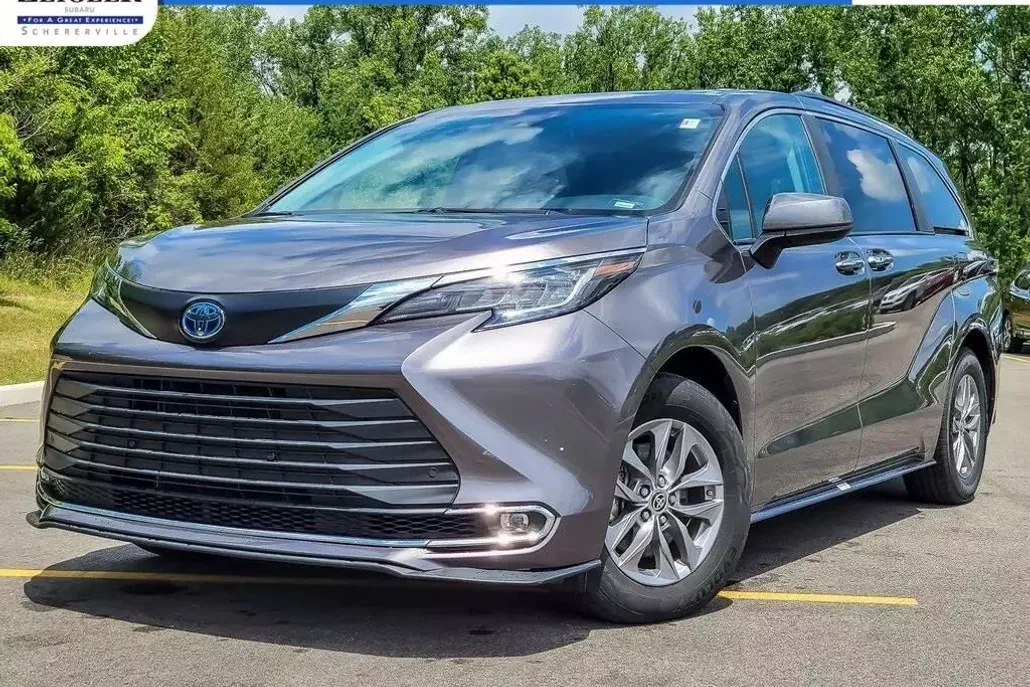 2023 Toyota Sienna XLE photo 1