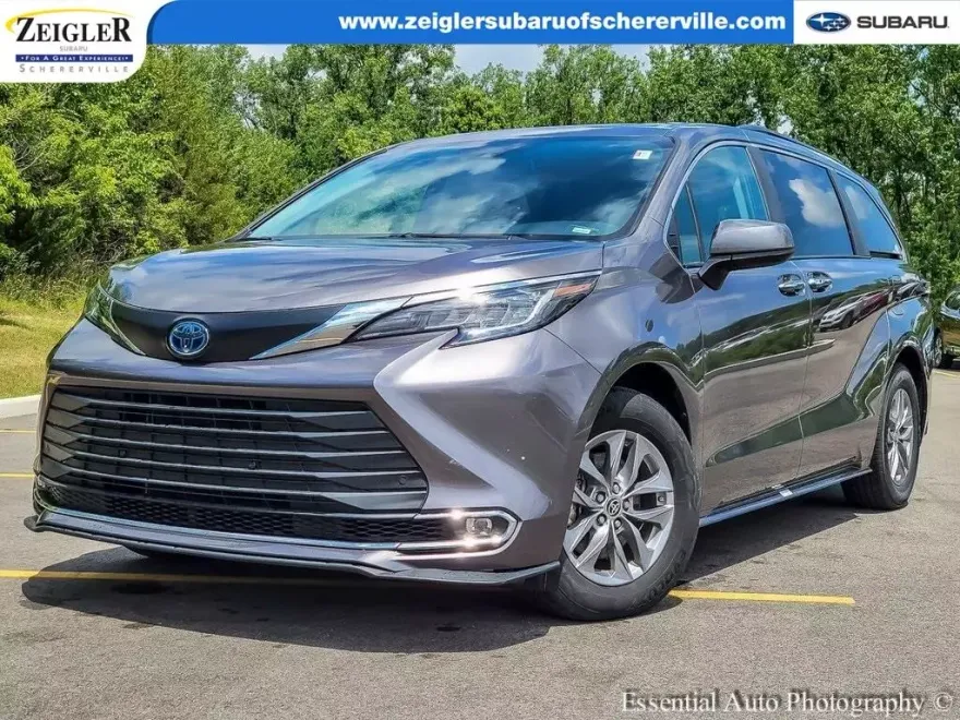 2023 Toyota Sienna XLE photo 1