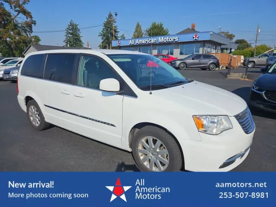 2015 Chrysler Town & Country Touring photo 1