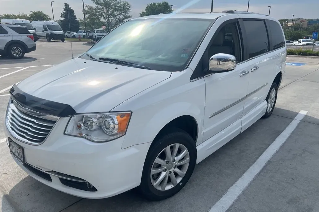 2016 Chrysler Town & Country Limited photo 1