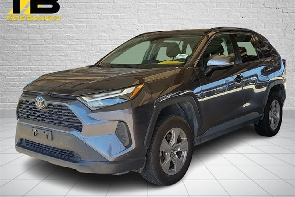 2022 Toyota RAV4 XLE photo 1