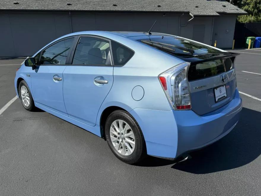 2015 Toyota Prius Plug-in Hybrid Advanced photo 10