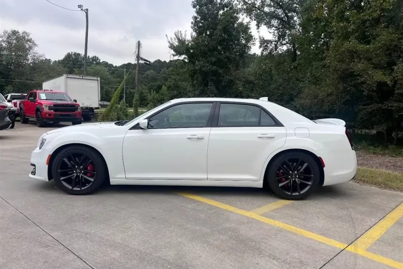 2023 Chrysler 300 C photo 1