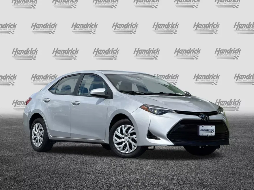 2017 Toyota Corolla LE photo 1