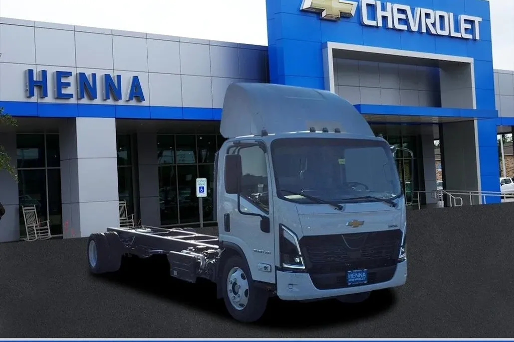 2025 Chevrolet Silverado photo 1