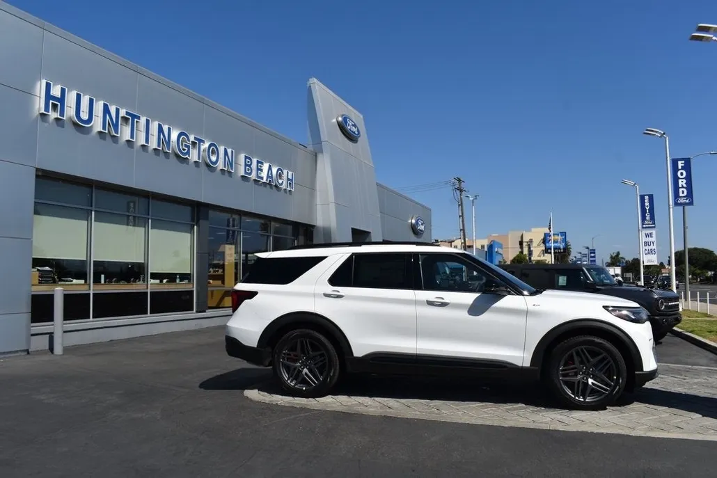 2025 Ford Explorer ST-Line photo 1