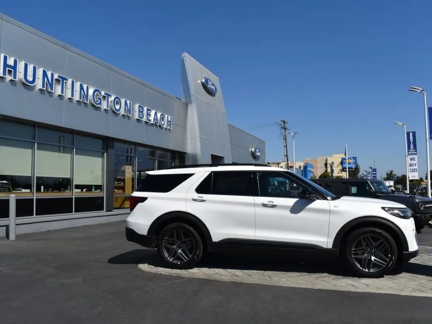 2025 Ford Explorer ST-Line photo 1