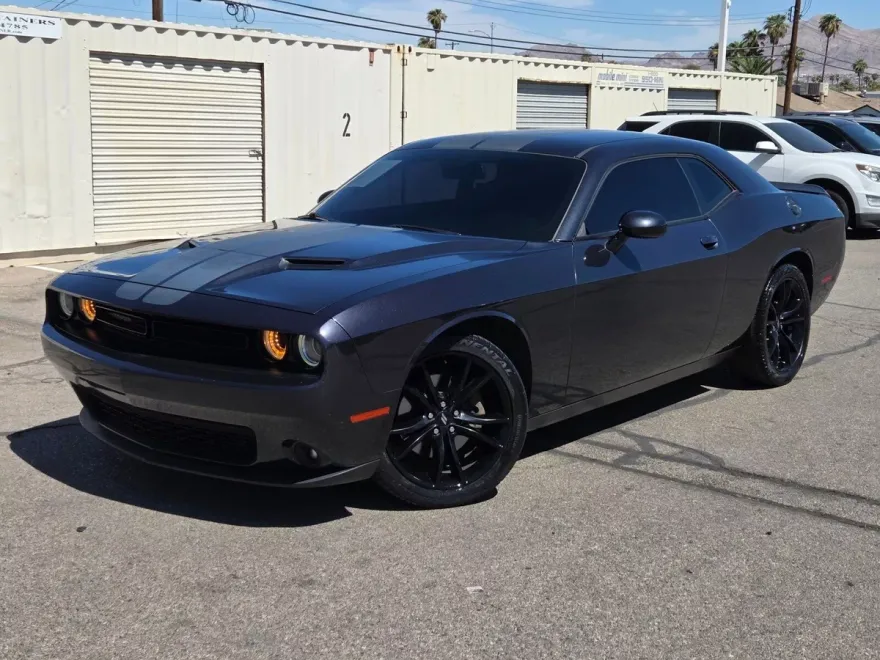 2017 Dodge Challenger SXT photo 1