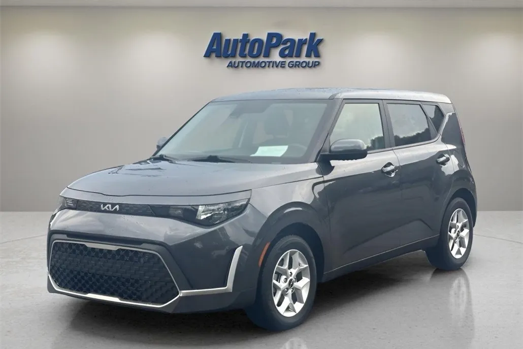 2023 Kia Soul LX photo 1
