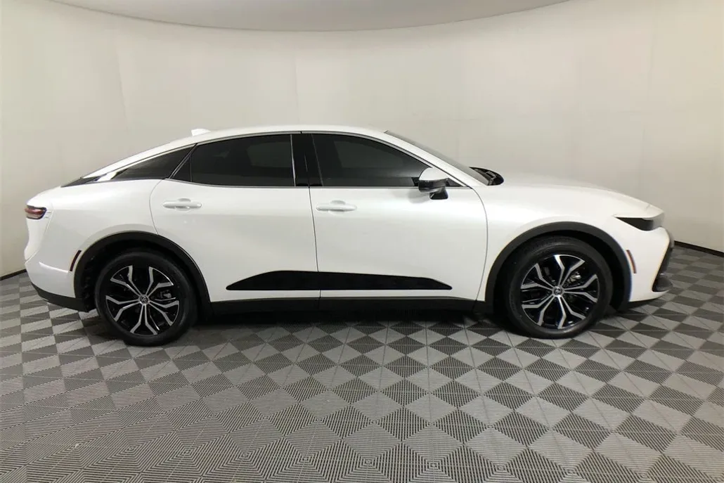 2023 Toyota Crown XLE photo 1