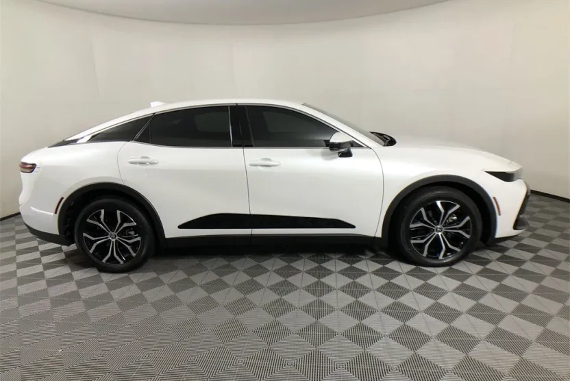 2023 Toyota Crown XLE photo 1