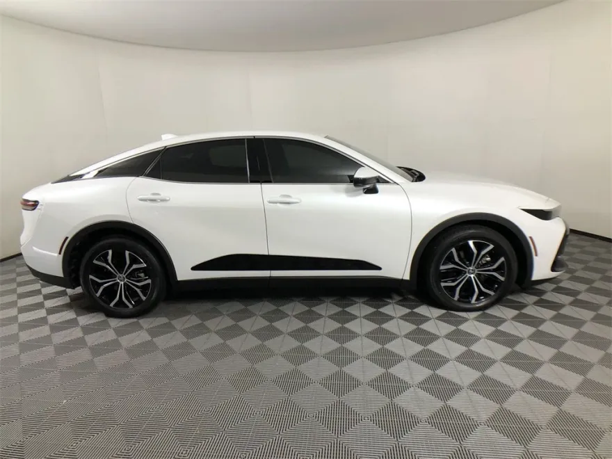 2023 Toyota Crown XLE photo 1