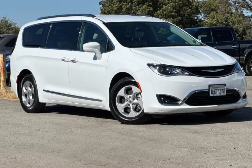 2018 Chrysler Pacifica Hybrid Touring L photo 1
