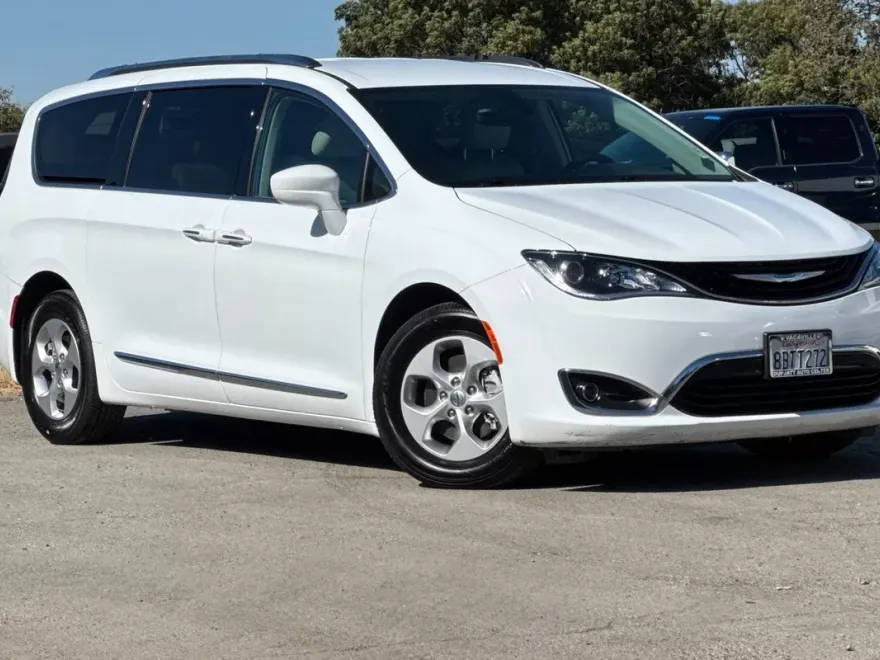 2018 Chrysler Pacifica Hybrid Touring L photo 1