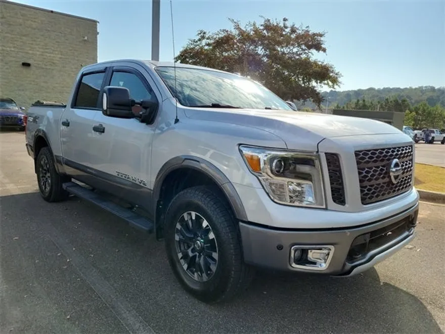 2019 Nissan Titan PRO-4X photo 1