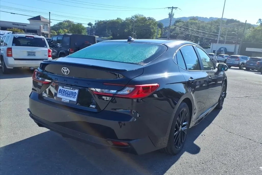 2025 Toyota Camry Hybrid SE photo 1