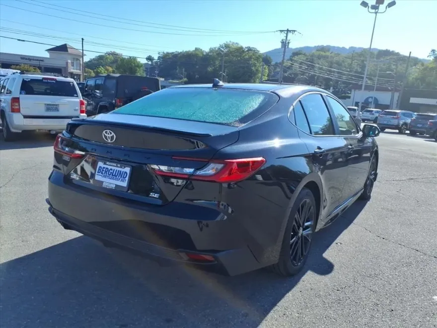 2025 Toyota Camry Hybrid SE photo 1