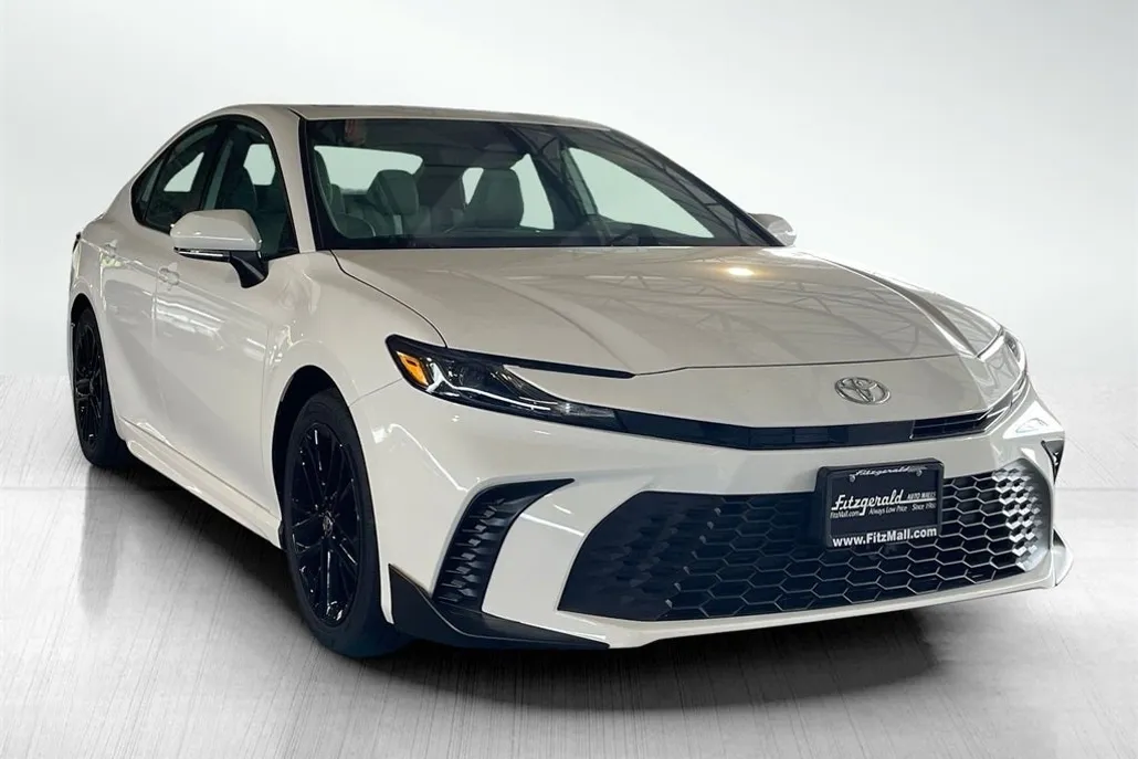 2025 Toyota Camry SE Hybrid photo 1