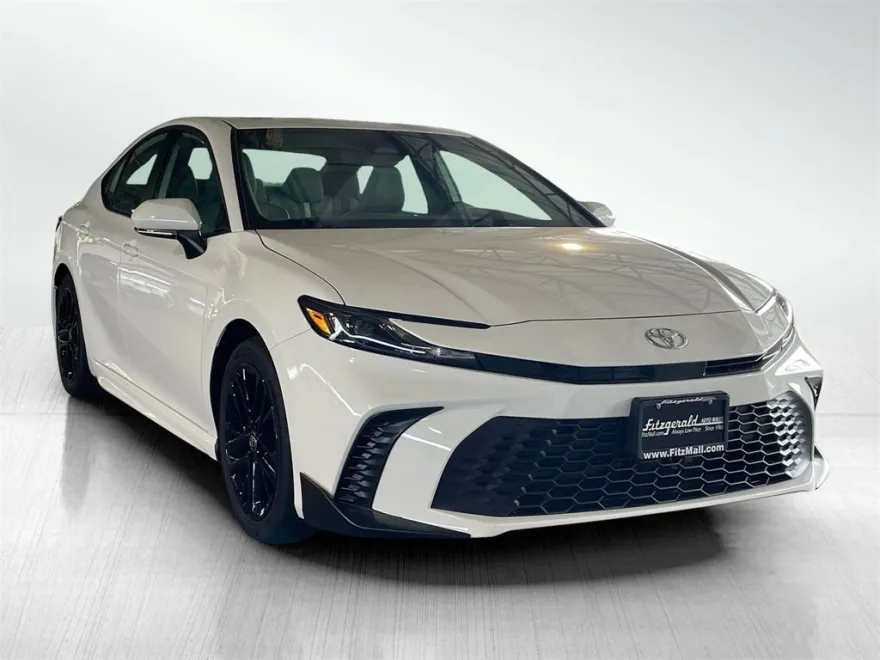 2025 Toyota Camry SE Hybrid photo 1