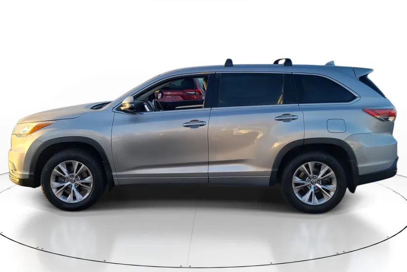 2016 Toyota Highlander LE Plus photo 1