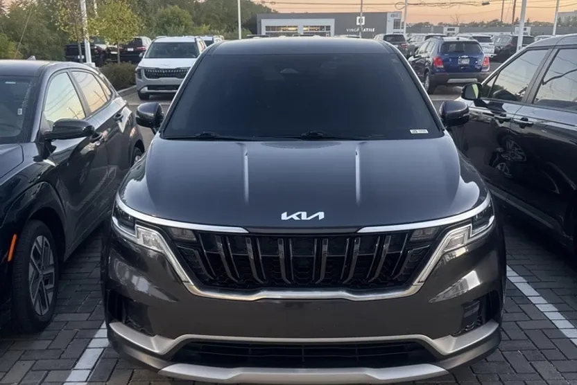 2023 Kia Carnival LX photo 1