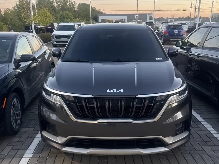 2023 Kia Carnival LX photo 1