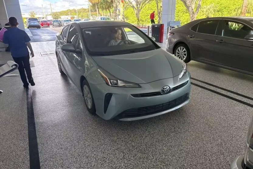 2022 Toyota Prius LE photo 1