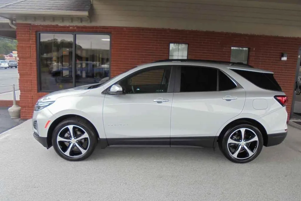 2022 Chevrolet Equinox LT photo 1