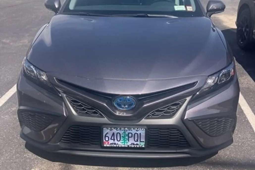 2022 Toyota Camry Hybrid SE photo 1