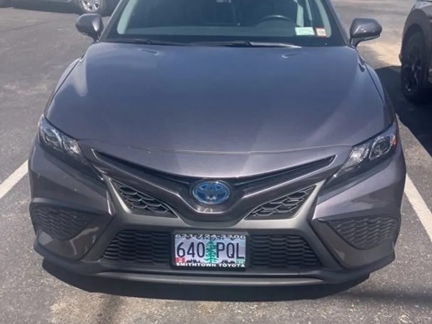 2022 Toyota Camry Hybrid SE photo 1