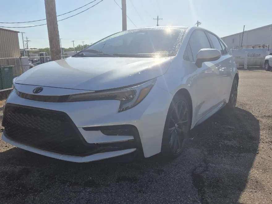 2023 Toyota Corolla SE photo 1