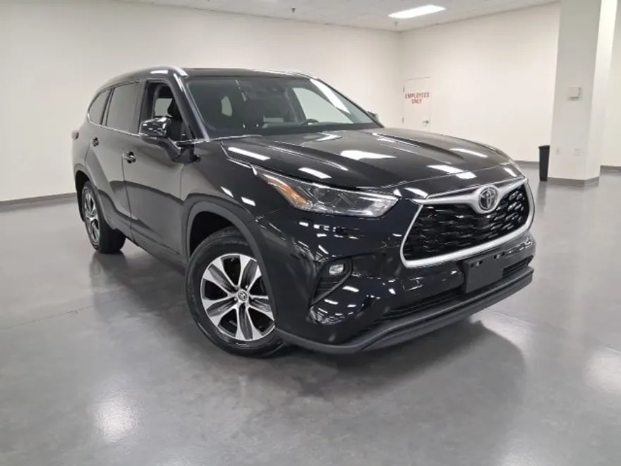 2023 Toyota Highlander L photo 1