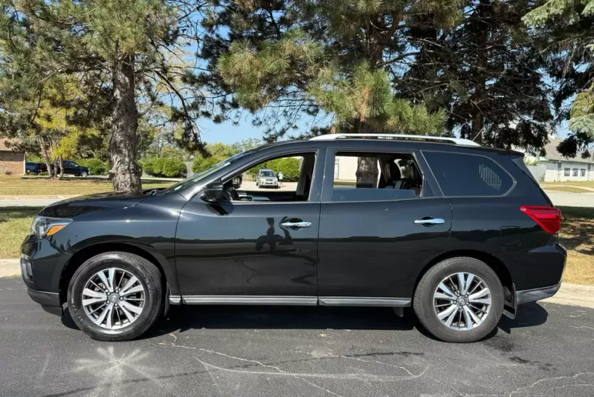 2018 Nissan Pathfinder SL photo 1