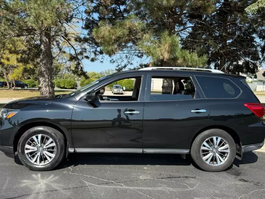 2018 Nissan Pathfinder SL photo 1