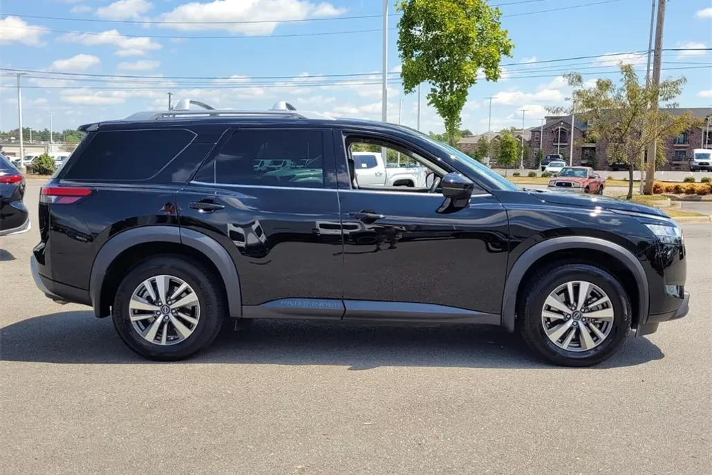 2024 Nissan Pathfinder SL photo 1