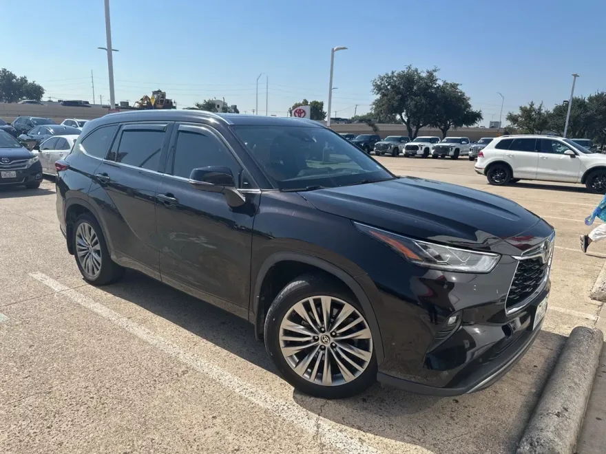 2022 Toyota Highlander Platinum photo 1